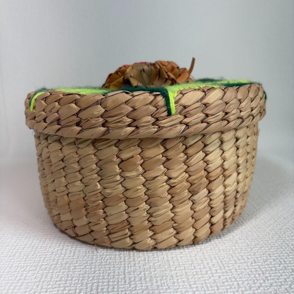 Handwoven Round Straw Basket Hinged Lid Green Yarn Sunburst Floral Boho Decor - Picture 4 of 11